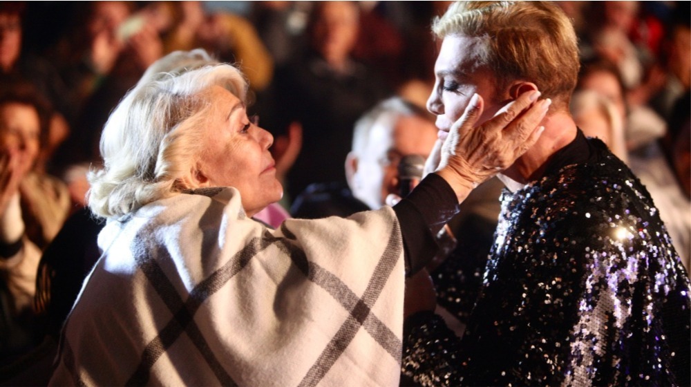 Τάκης Ζαχαράτος: Η στιγμή που «λύγιζει» μπροστά στο φέρετρο της Μαρινέλλας [βίντεο]